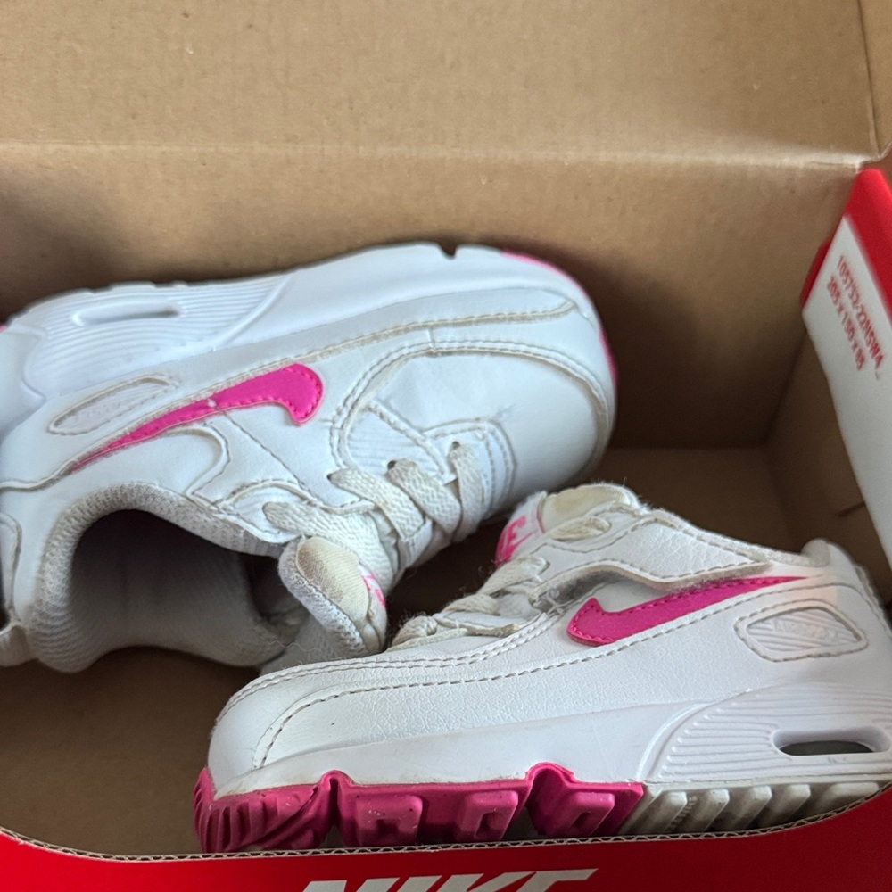 Nike air max easy on White and Pink size 5c